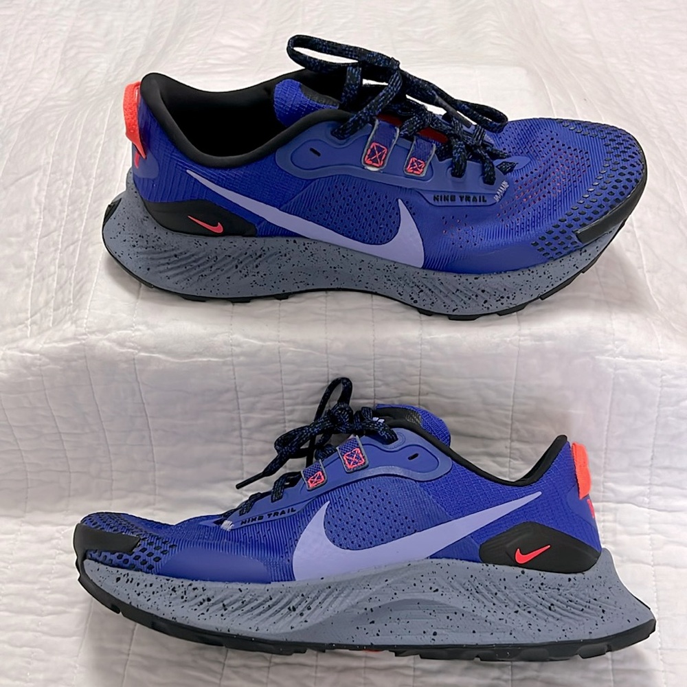 Nike Blue Athletic Shoes with Modern Design